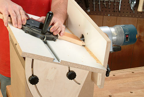 Router table with a tilted top